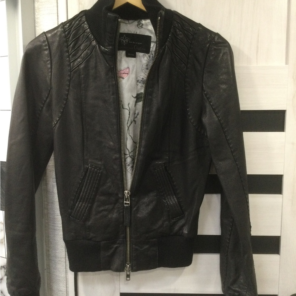 Aritzia Black Bomber Jacket real leather9/10 condition